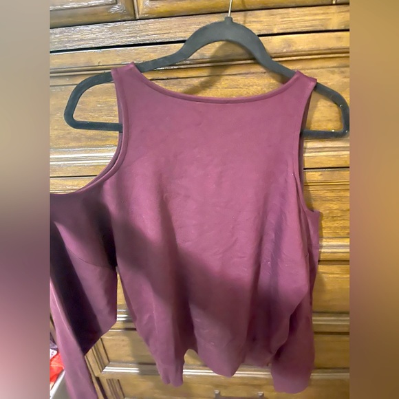 Express cold shoulder top - Picture 3 of 4